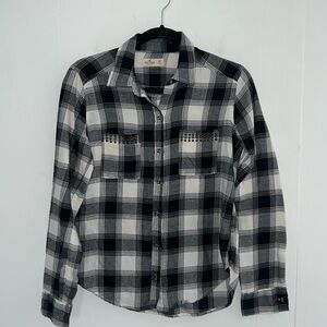 Hollister Women’s Plaid Flannel Long Sleeve Black and White Button Up Shirt 1099